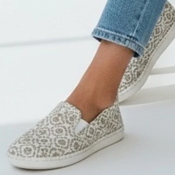 Clarks Cloudsteppers Women's Size 8 Step Glow Slip On Shoes Beige Gold Pattern - Picture 1 of 8